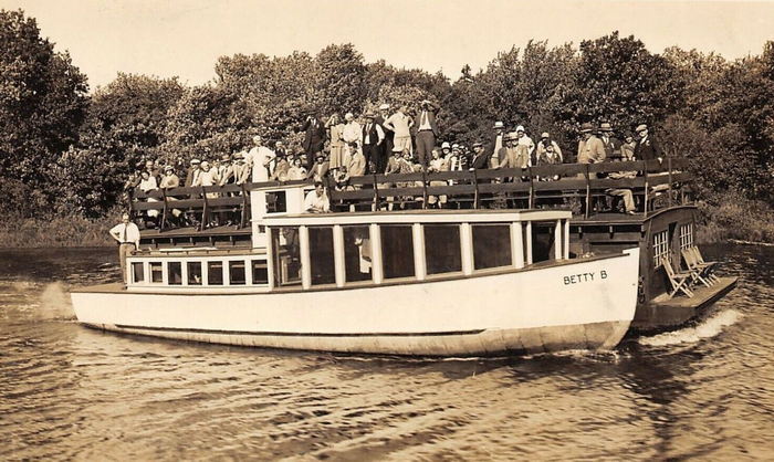 Curtis - Vintage Postcard (newer photo)